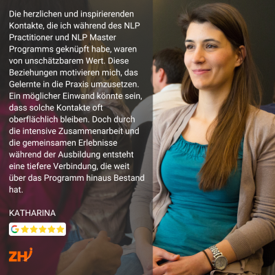 Porträt einer lächelnden Frau, daneben ein Textzitat mit ihrer positiven Rezension zum NLP-Seminar.