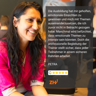 Junge Frau mit freundlichem Gesichtsausdruck, darüber eingeblendet ihre begeisterte Rückmeldung zum NLP-Seminar.