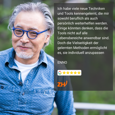 Teilnehmer eines NLP-Seminars (männlich), daneben eingeblendeter Text mit seiner persönlichen Meinung zum Kurs.