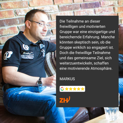 Teilnehmer eines NLP-Seminars (männlich), daneben eingeblendeter Text mit seiner persönlichen Meinung zum Kurs.
