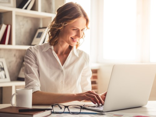 Schöne Frau arbeitet am Laptop. NLP Basic bei ZHI.