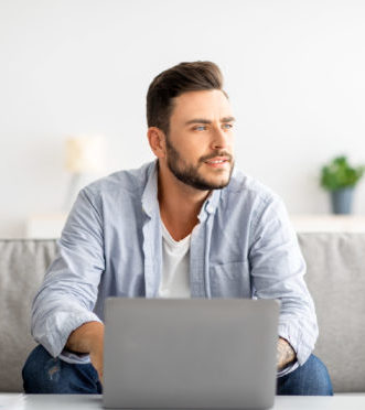 Freelancer arbeitet am Laptop. NLP Basic Kurs bei ZHI.