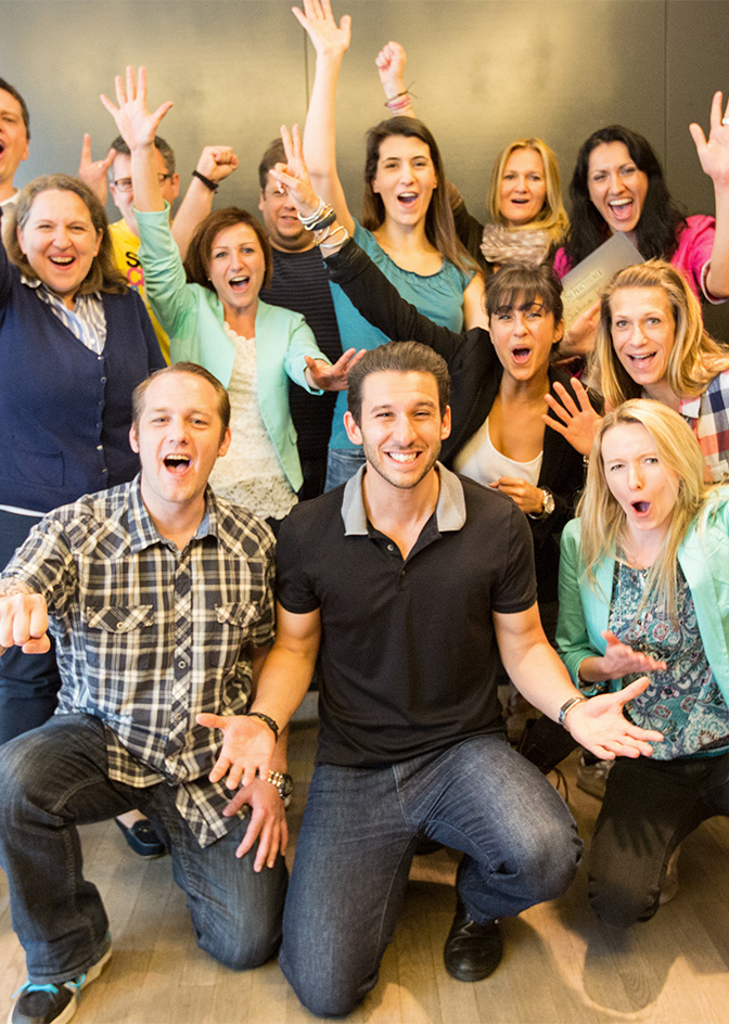 ZHI NLP Teamfoto: Motivierte Gruppe feiert Erfolg. 